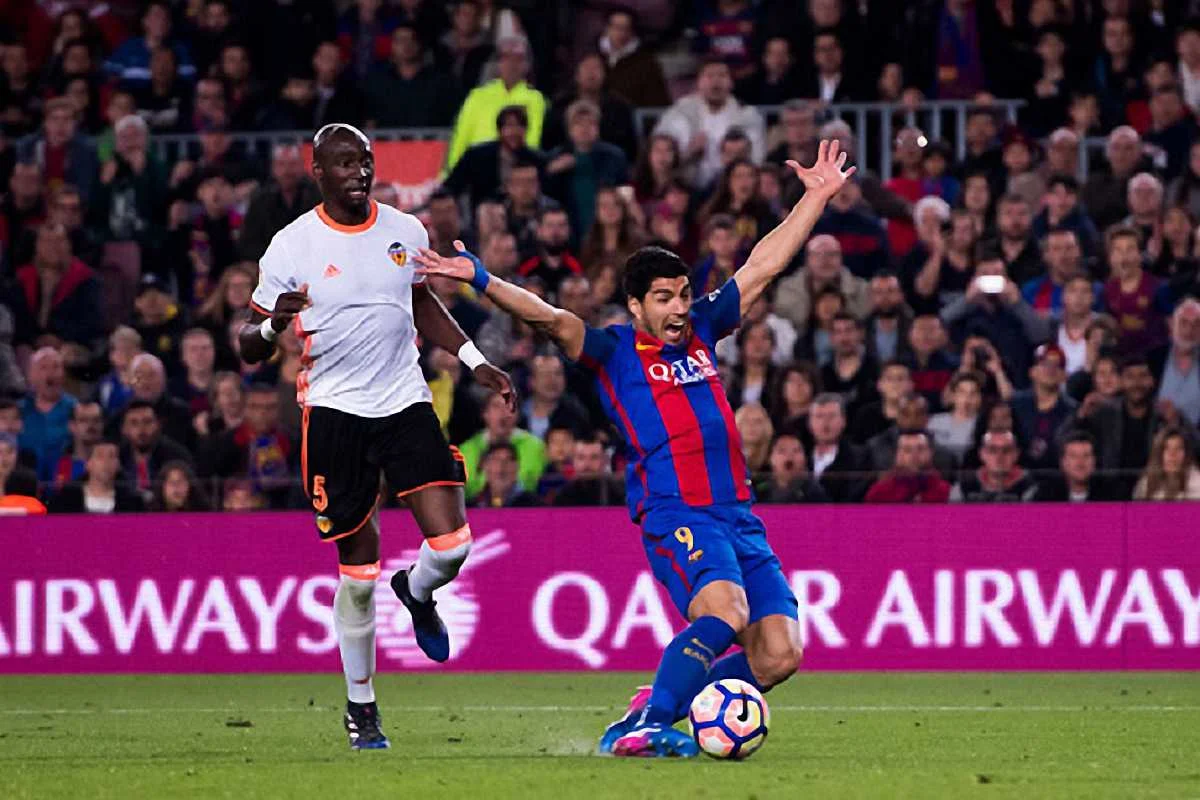 Луис Суарес снова зарабатывает пенальти / Getty Images