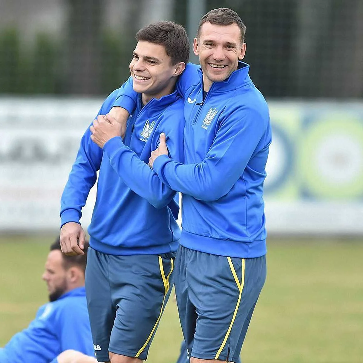 Максим Малишев в обіймах Андрія Шевченка