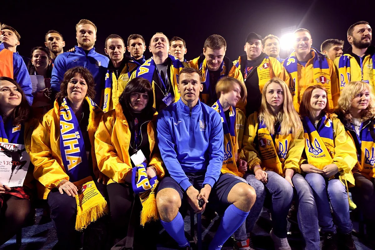 Андрей Шевченко с болельщиками сборной Украины / Twitter