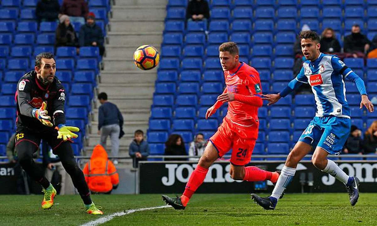 Артем Кравець (у червоному)