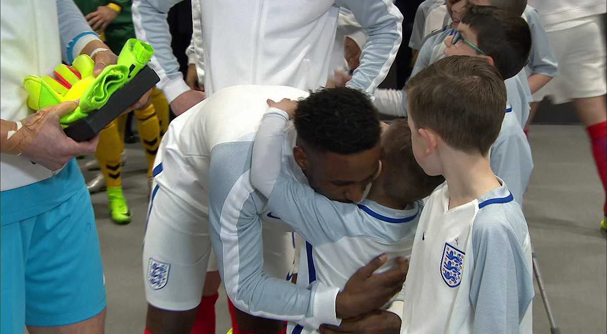 Джермейн Дефо обнимает Брэдли Лоури