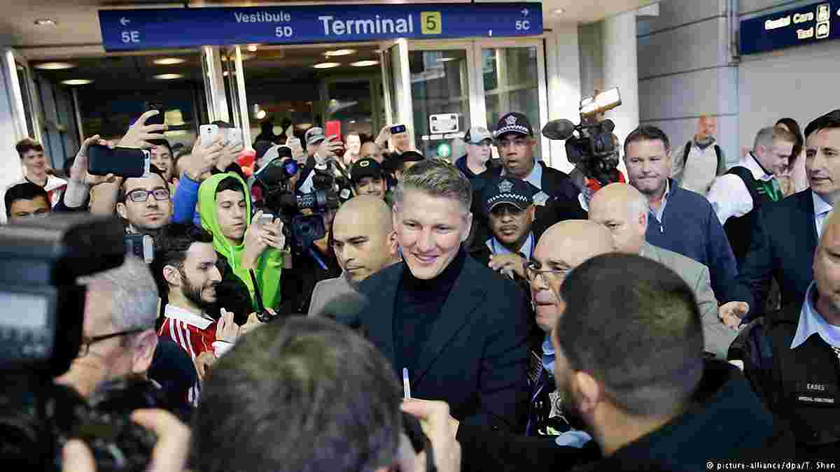 Американские фанаты встретили Швайнштайгера в аэропорту Чикаго, как Бога