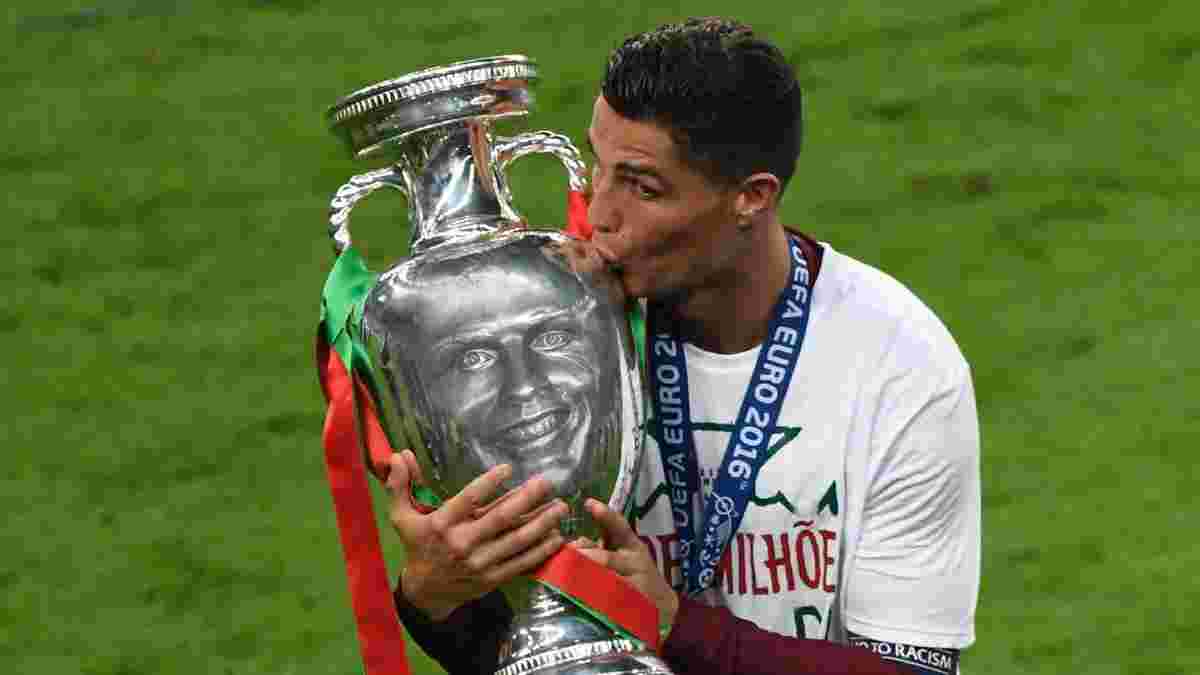 Роналду, ты не один: 11 самых ужасных памятников в истории футбола