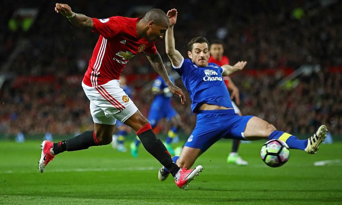 Бейнс протистоїть Янгу / Getty Images