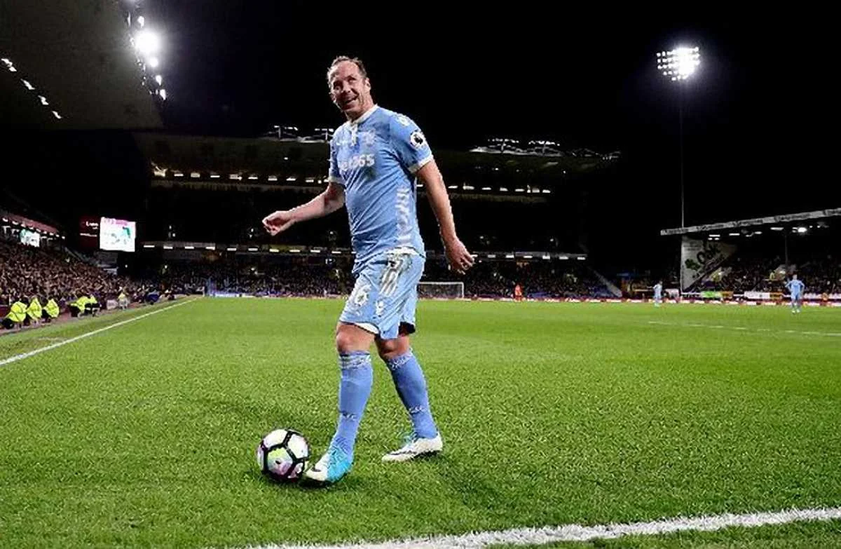 Чарли Адам выдал