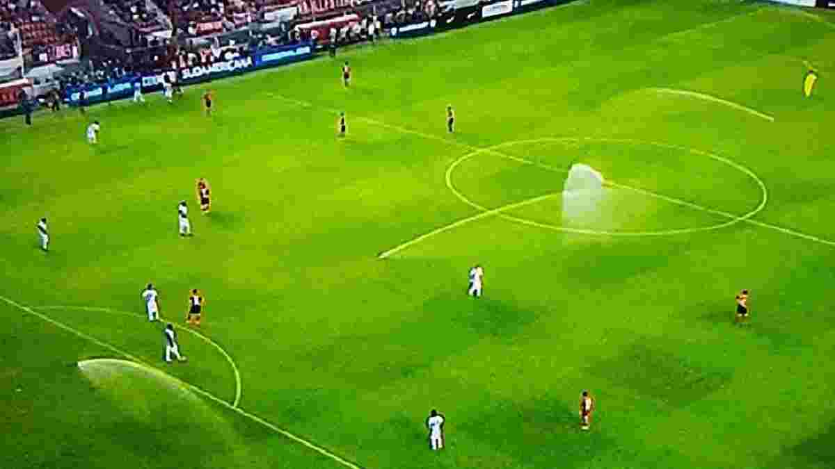 Во время матча Копа Судамерикана внезапно включили полив газона