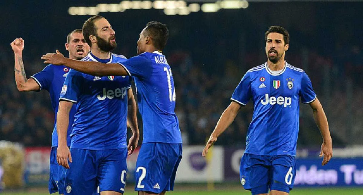 Гонсало Игуаин после забитого гола в ворота "Наполи" / Getty Images