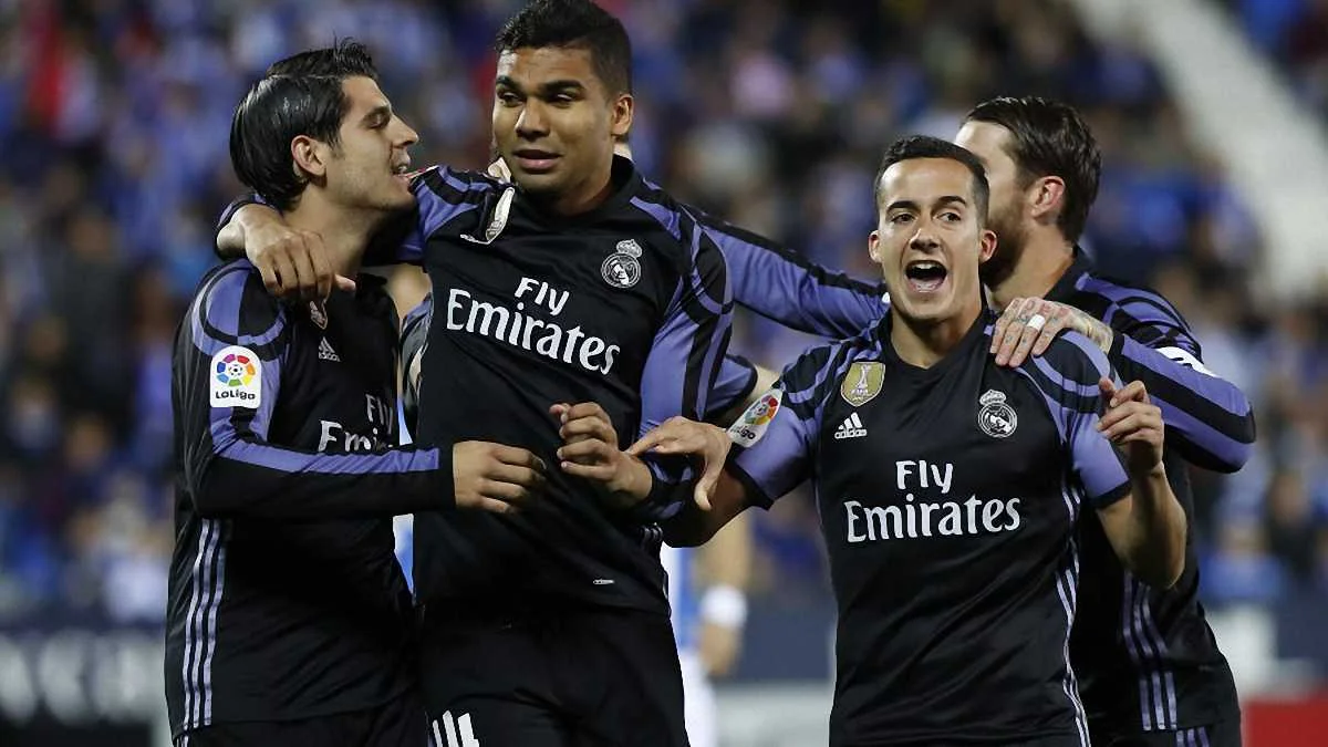 Морату (слева) поздравляют партнеры / La Liga