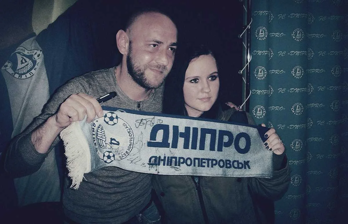 Сергій Назаренко із вболівальницею "Дніпра" / dnepr.info