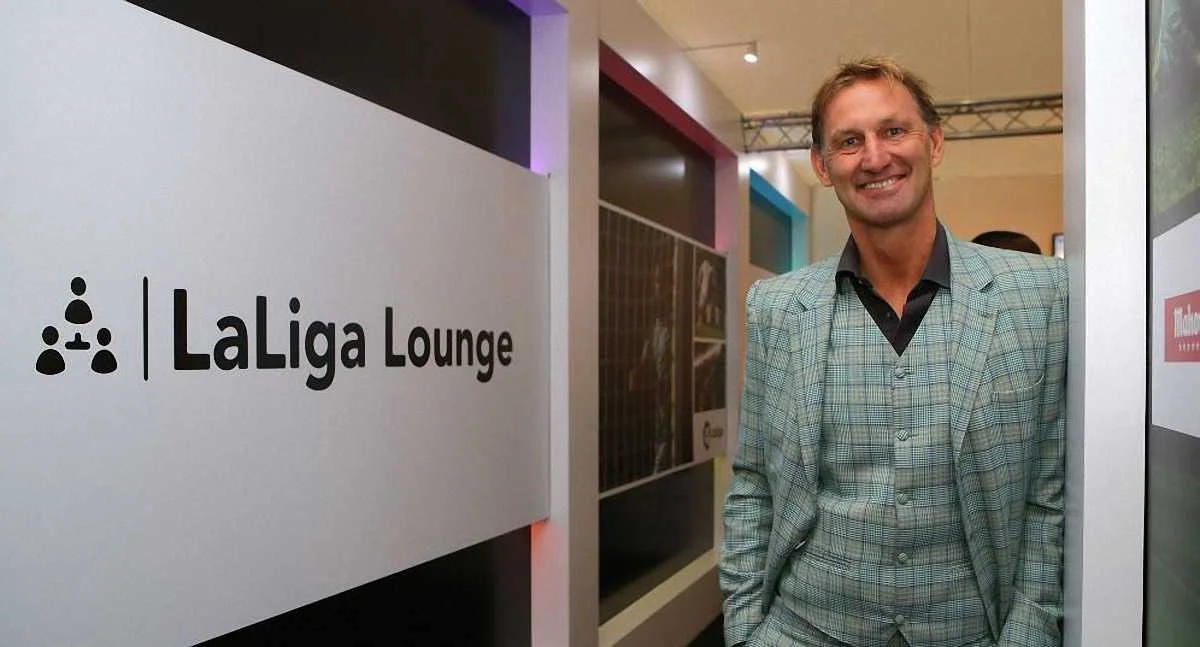 Тоні Адамс / соцмережі