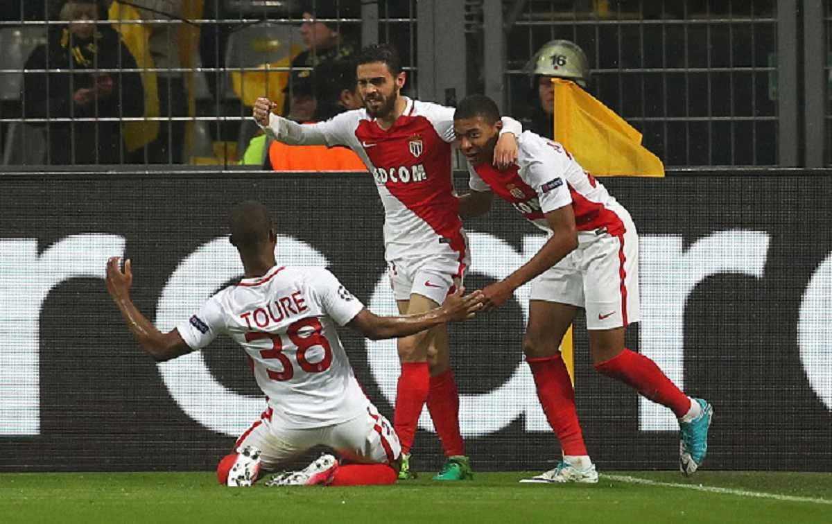 Мбаппе святкує з партнерами / Getty Images