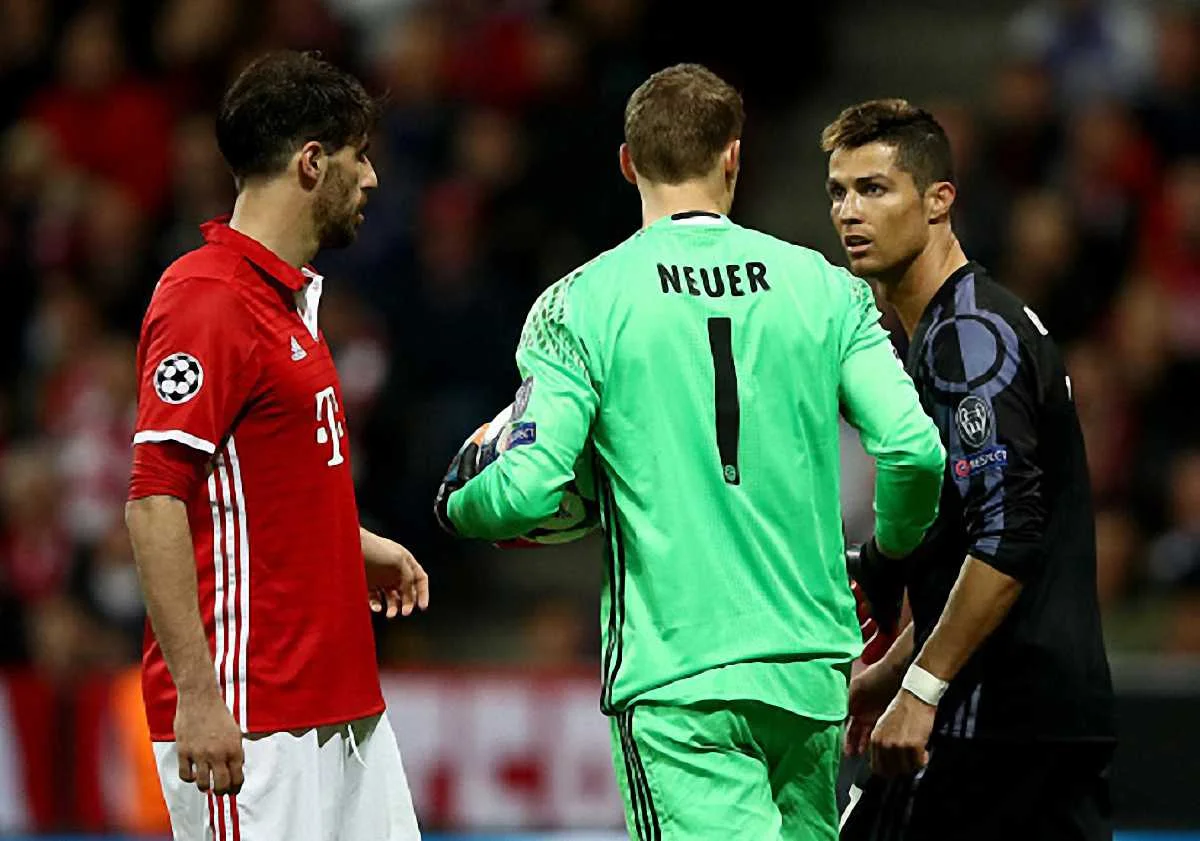 Мартинес и Нойер не остановили Роналду / Getty Images