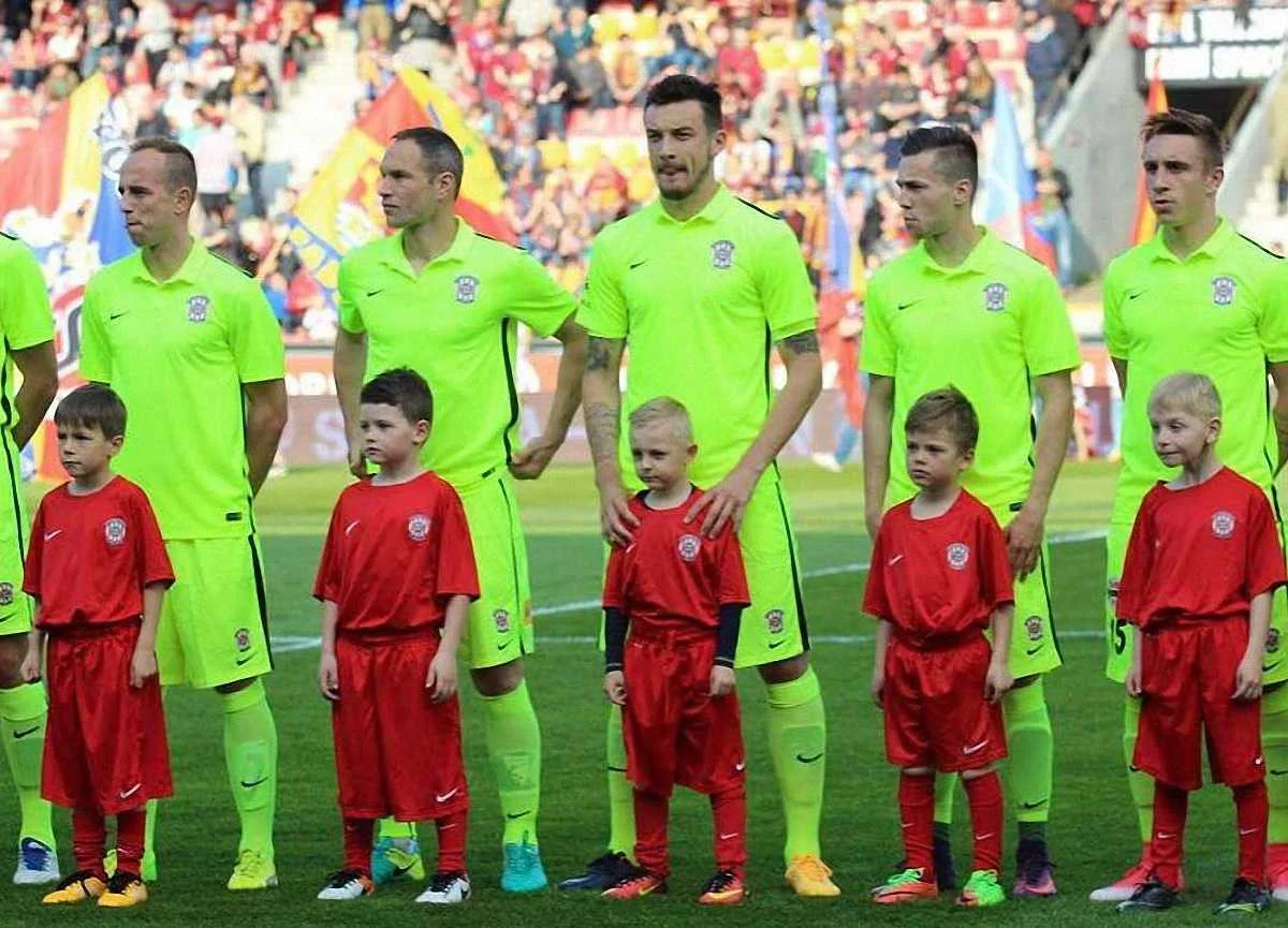 Борис Тащи (посередині)