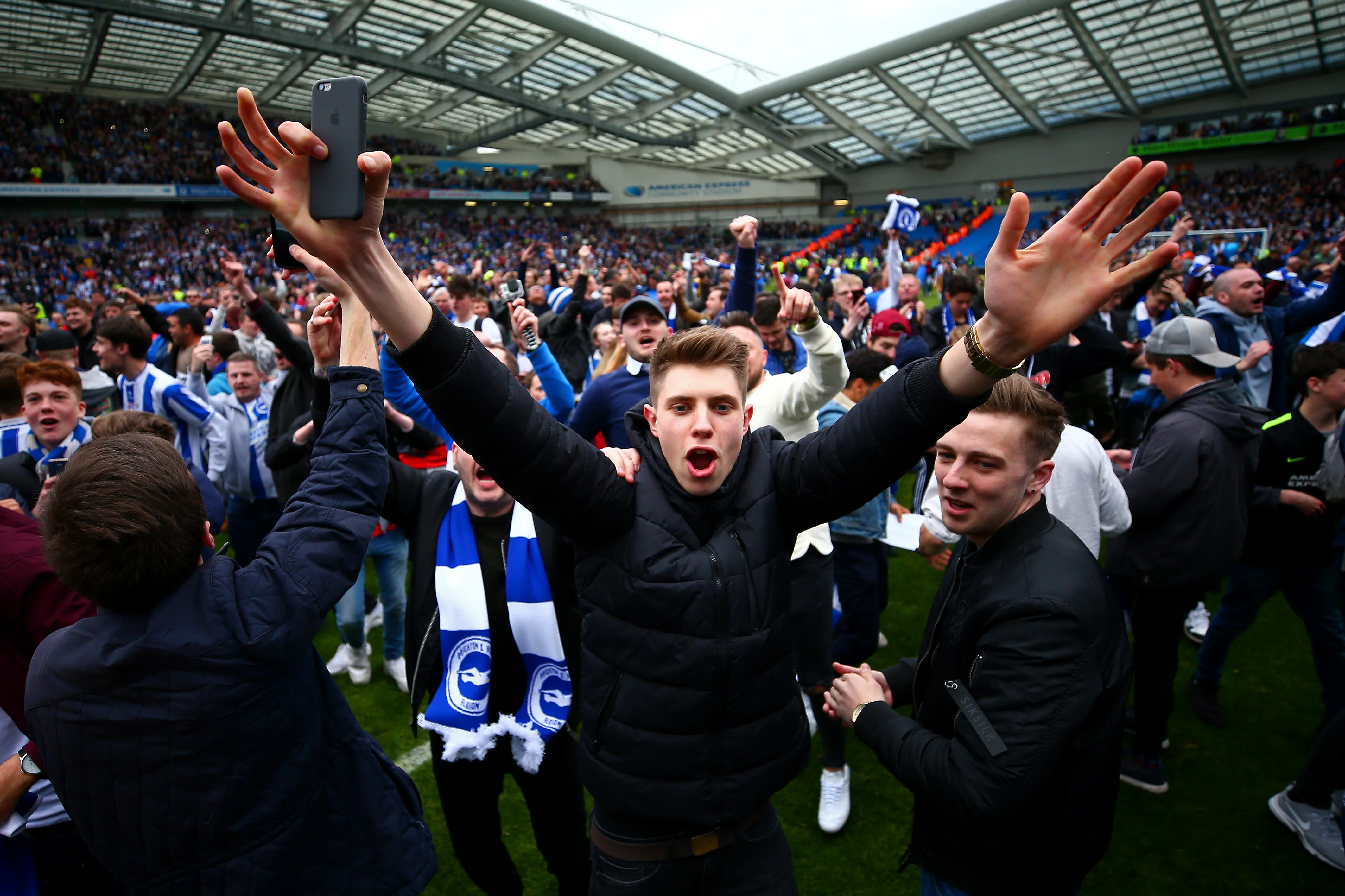 Фанаты "Брайтона" празднуют