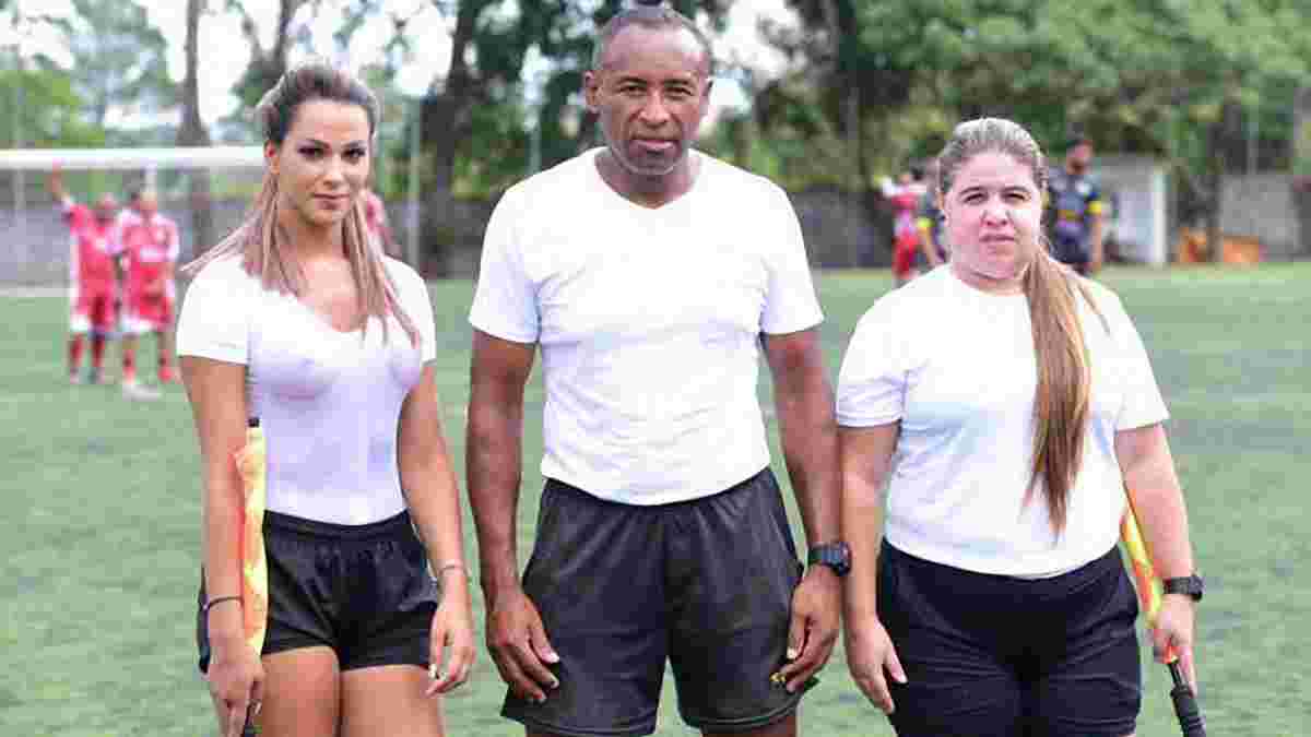 Бразильська модель-лайнсмен Деніс Буено зводить гравців з розуму пишними формами під мокрою футболкою