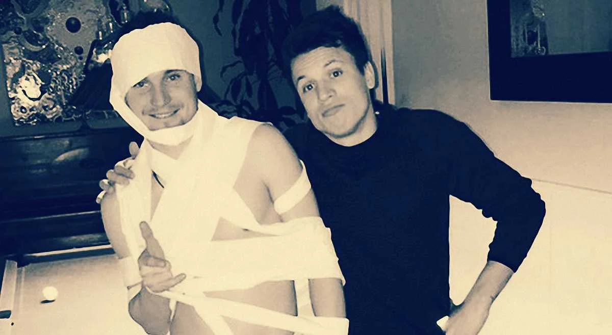 Денис Олійник і Євген Коноплянка – той самий епізод із папером