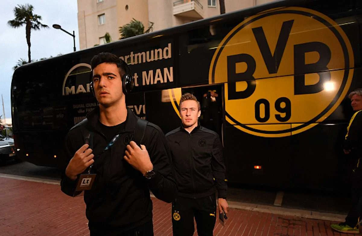 Игроки "Боруссии" Д выходят из автобуса / Getty Images