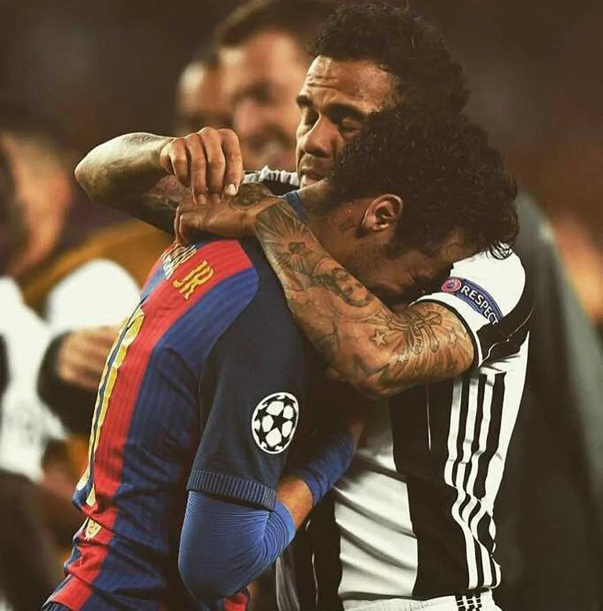 Неймар в объятиях Дани Алвеса