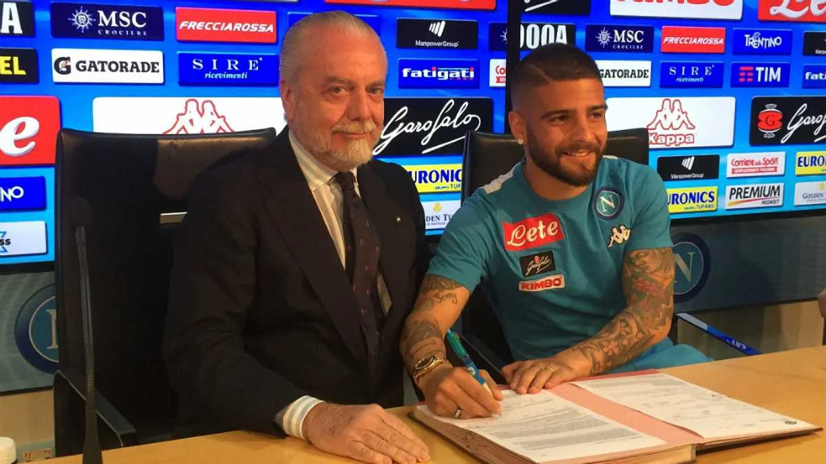 Лоренцо Инсинье подписывает контракт / фото ФК Наполи