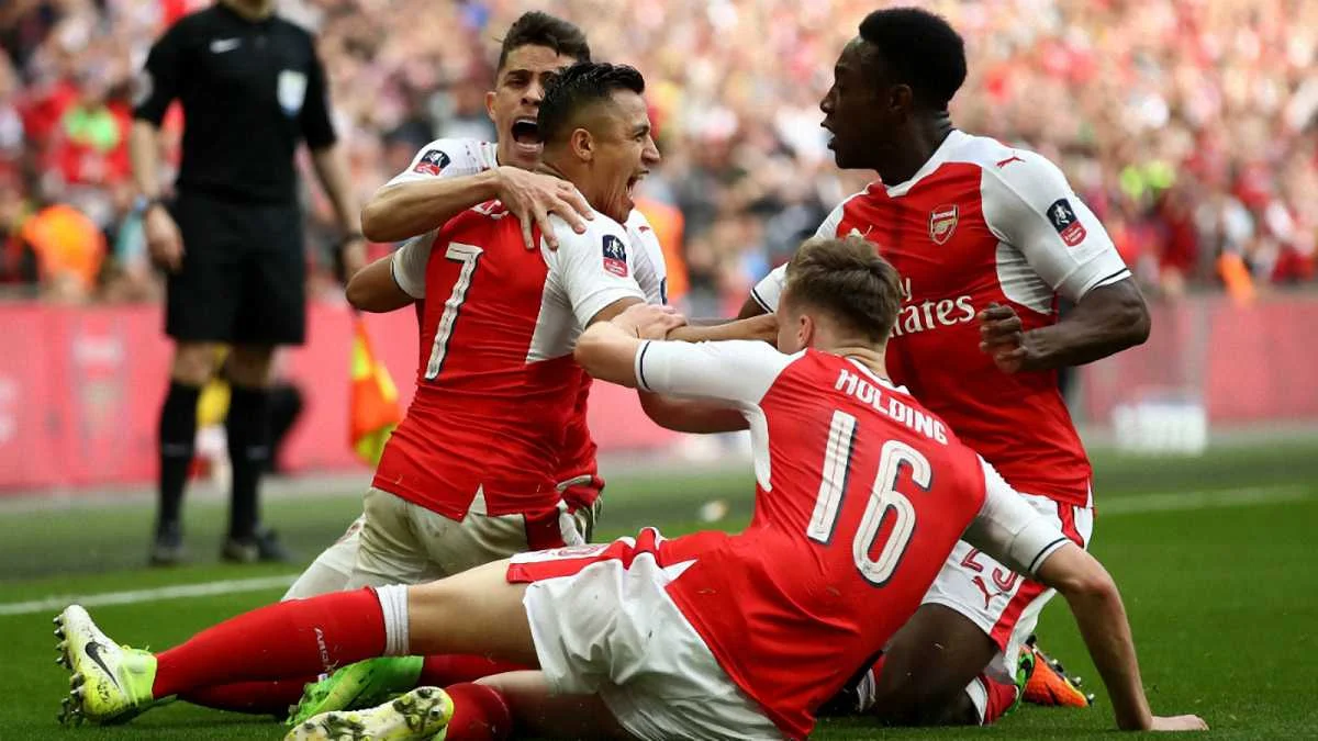 "Арсенал" празднует гол Алексиса Санчеса