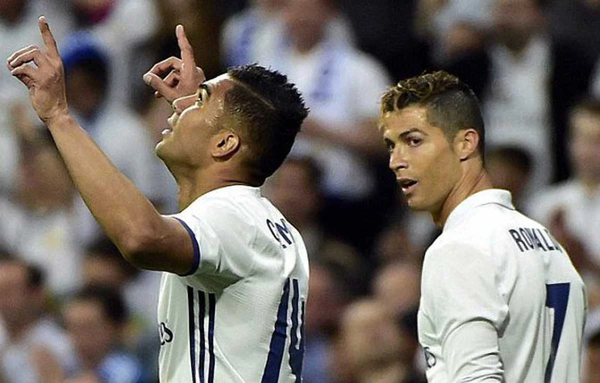 Каземіро (зліва) добив