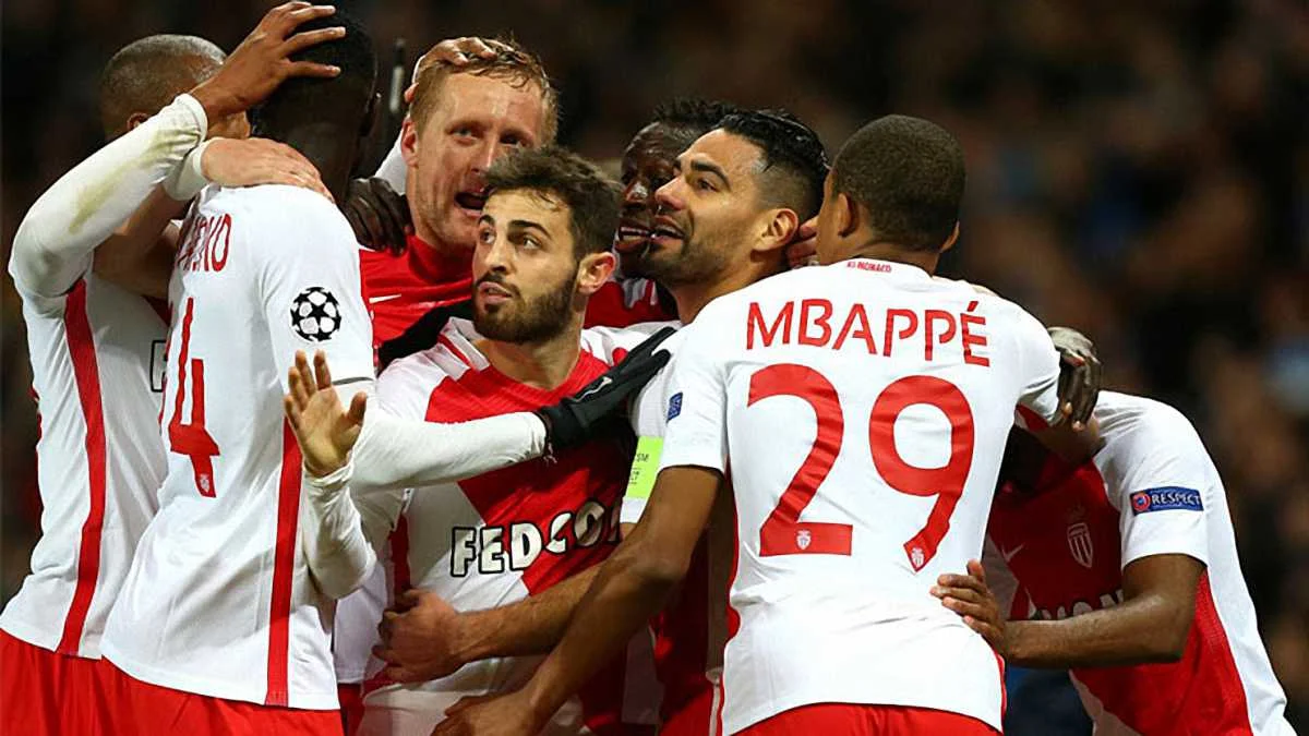 Бернарду Сілва в оточенні партнерів