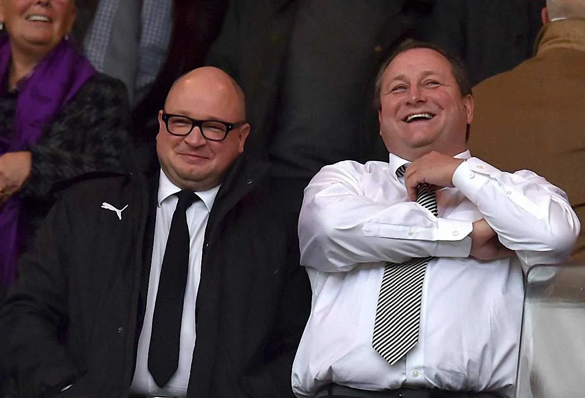 Лі Чарнлі (зліва) / The Sun