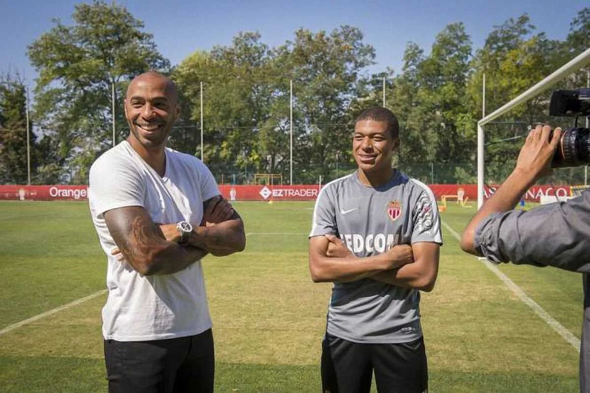 Мбаппе поруч з Анрі