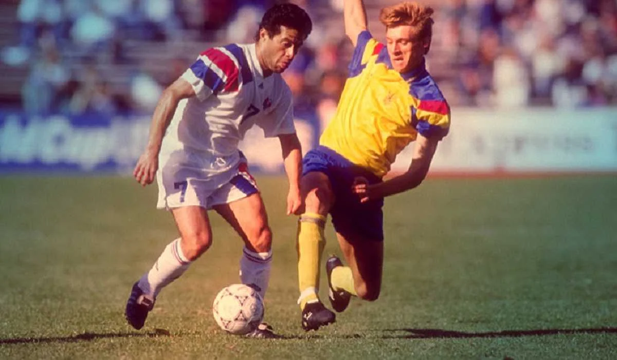 Первая форма сборной Украины (справа)