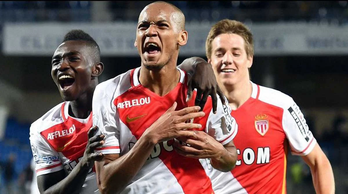 Фабинью (в центре)