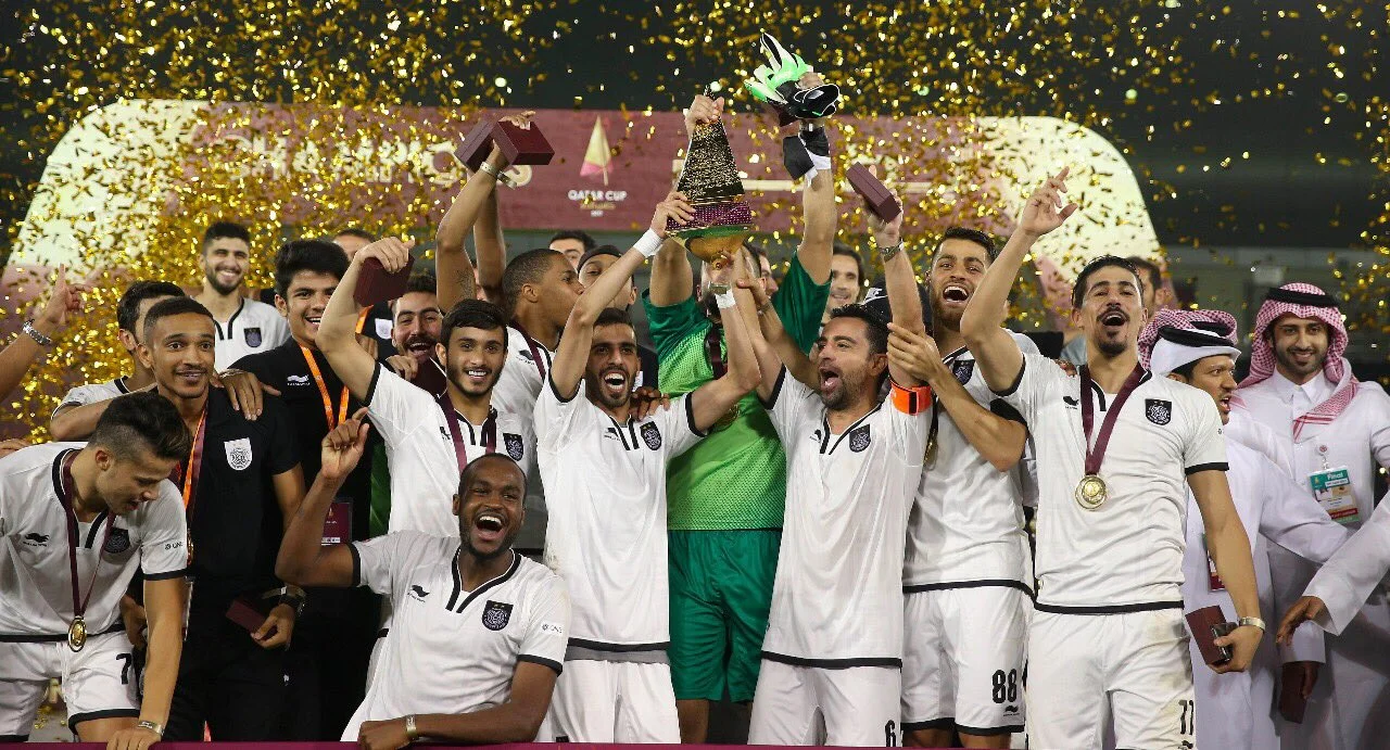 Хави с капитанской повязкой