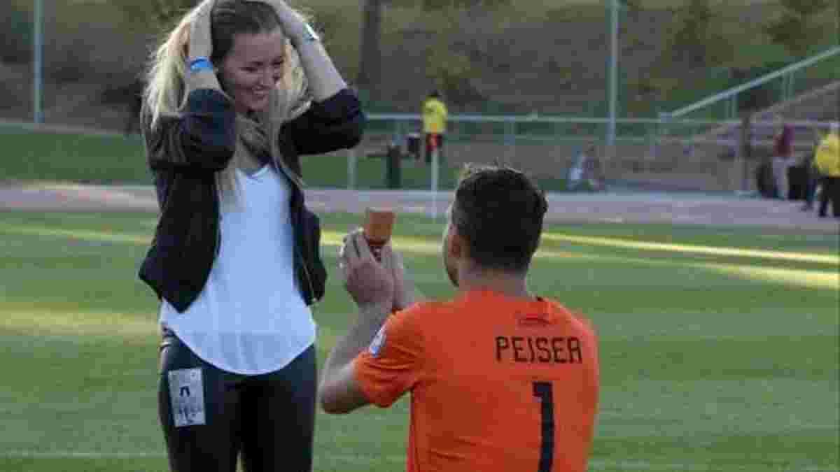 Голкипер "СФ Дельтас" сделал предложение девушке прямо на поле перед матчем