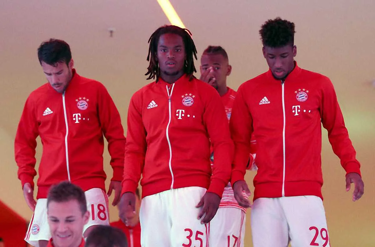 Ренату Санчес (по центру)