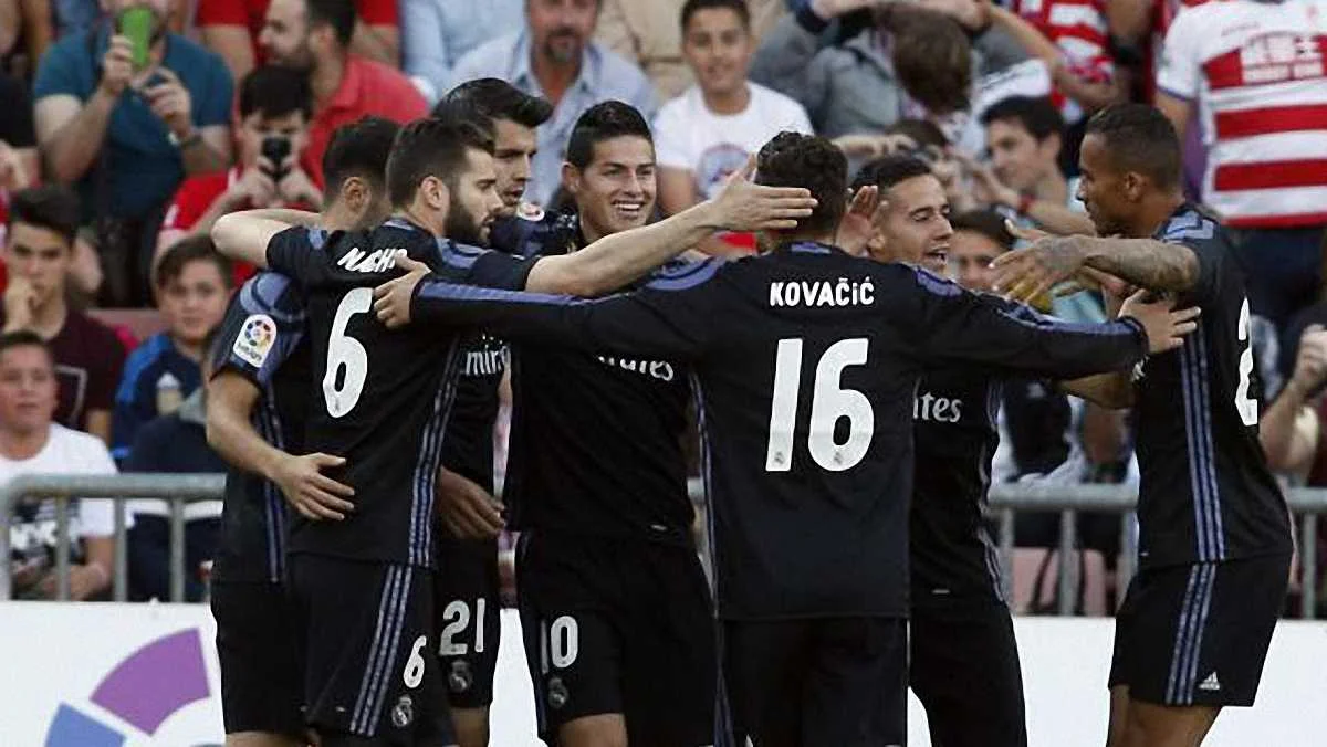 Хамес святкує з партнерами гол / getty images