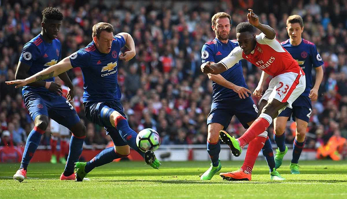 Джонс блокирует удар Уэлбека / Getty Images