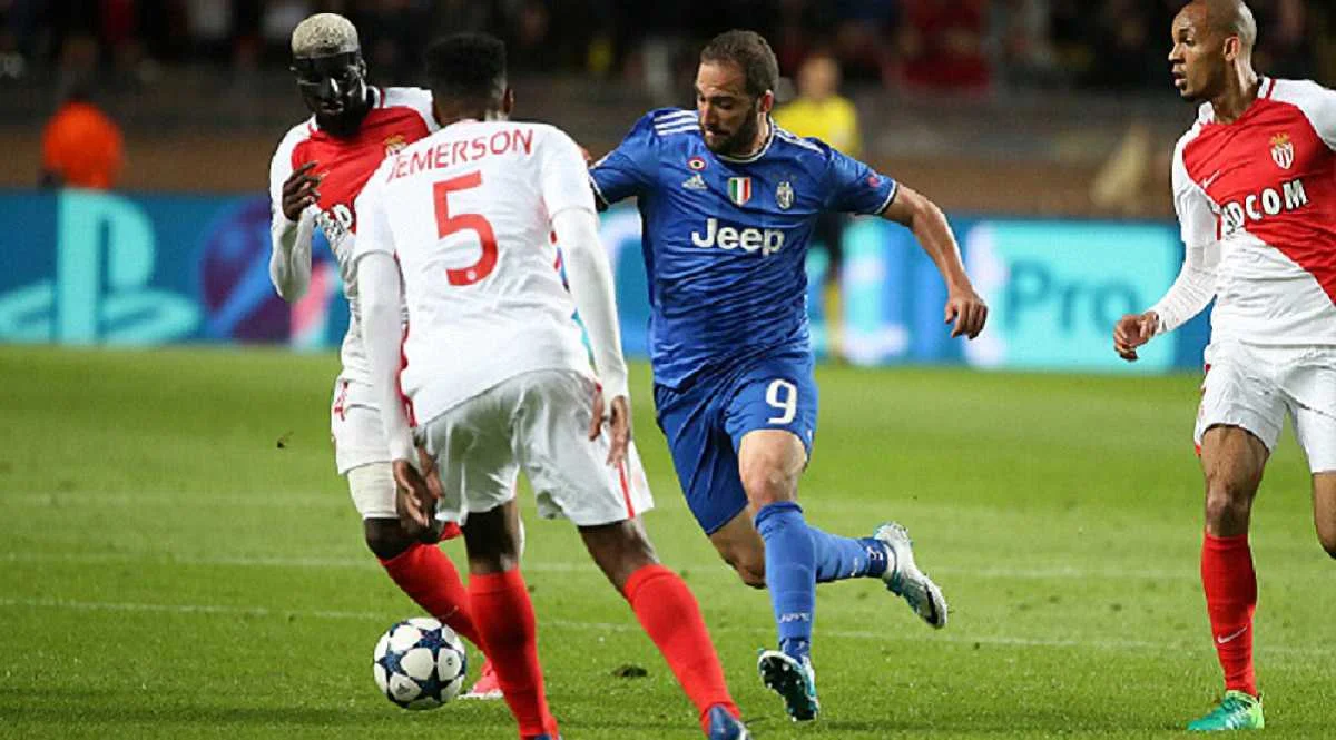 Игуаин дважды нашел дыру в защите / Getty Images