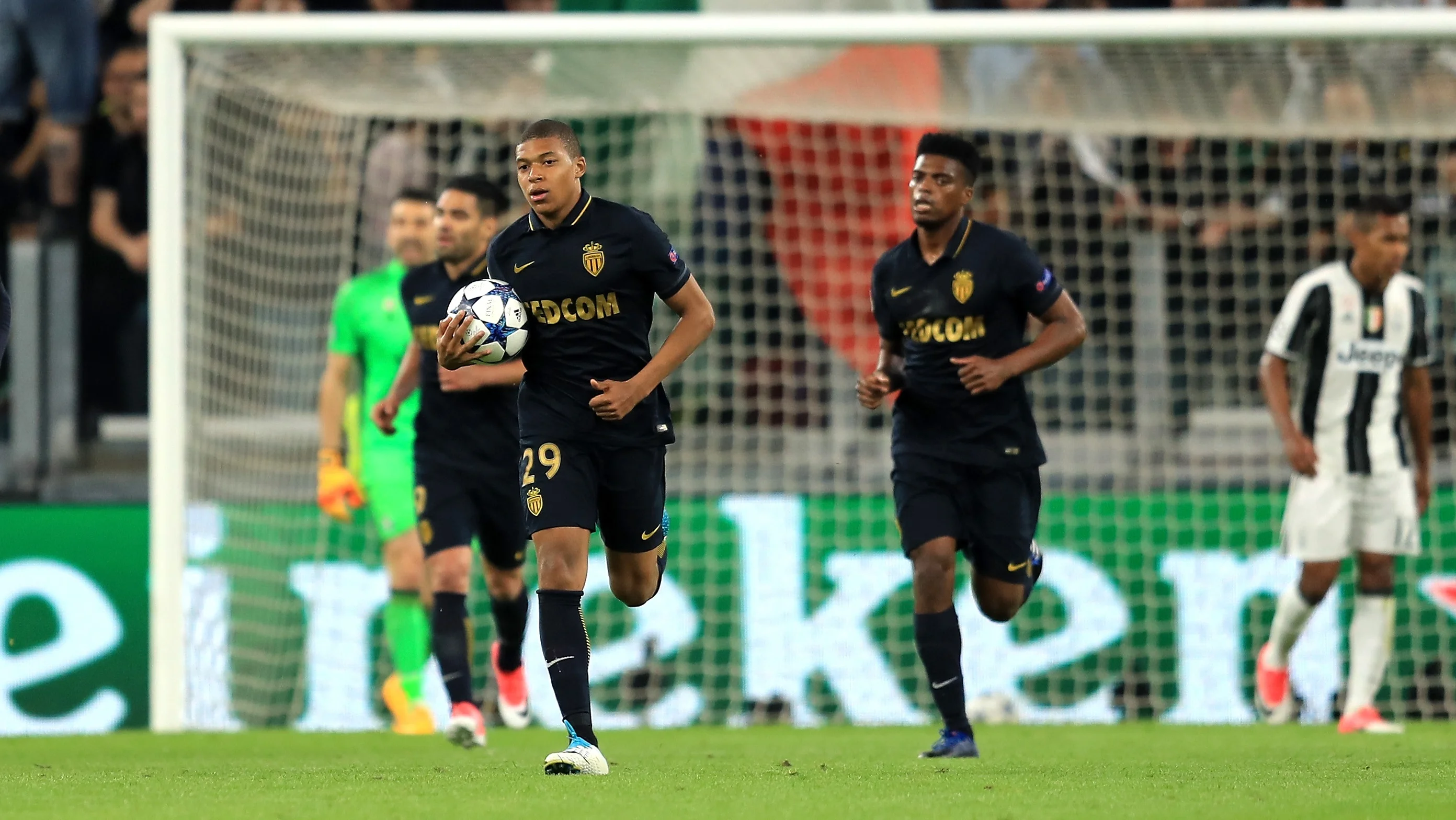 Мбаппе все ж забив Буффону / Getty Images