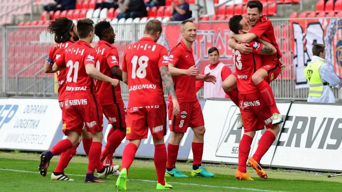 Борис Тащи в обіймах партнера