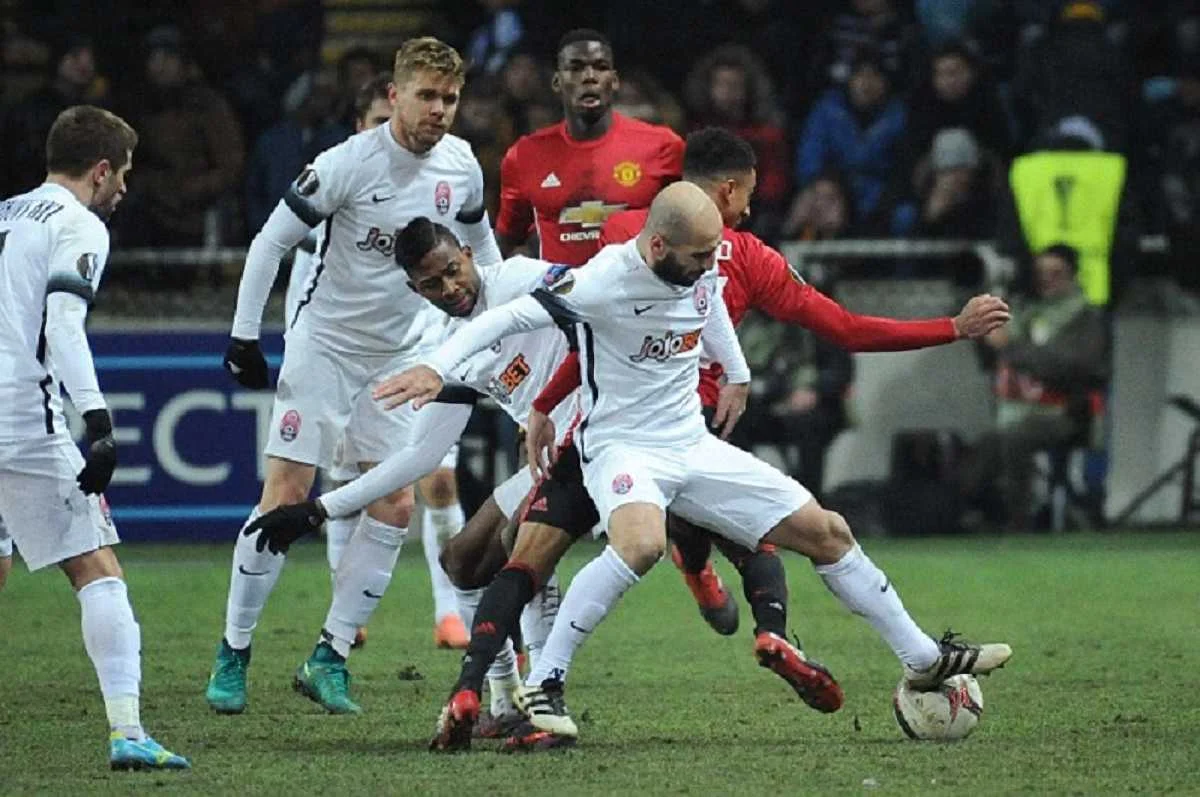 Игроки Зари в борьбе с Манчестер Юнайтед / getty images