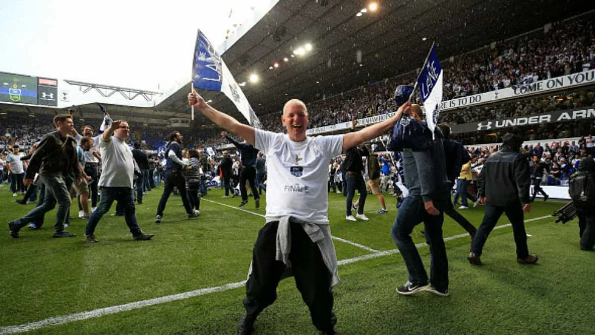 Фанати Тоттенхема після останнього матчу на стадіоні / Getty Images