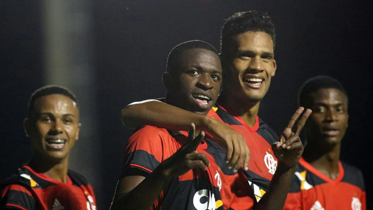 Вінісіус Жуніор (у центрі)