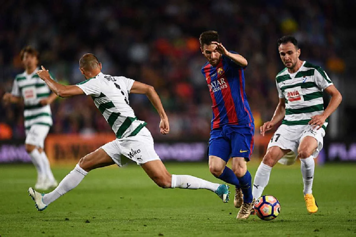 Лионель Месси в борьбе с защитниками Эйбара / getty images