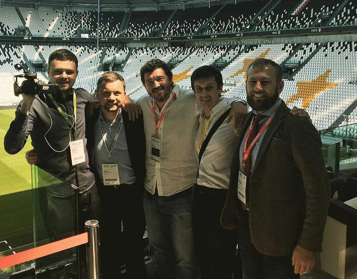 Максим Дудченко (второй справа)