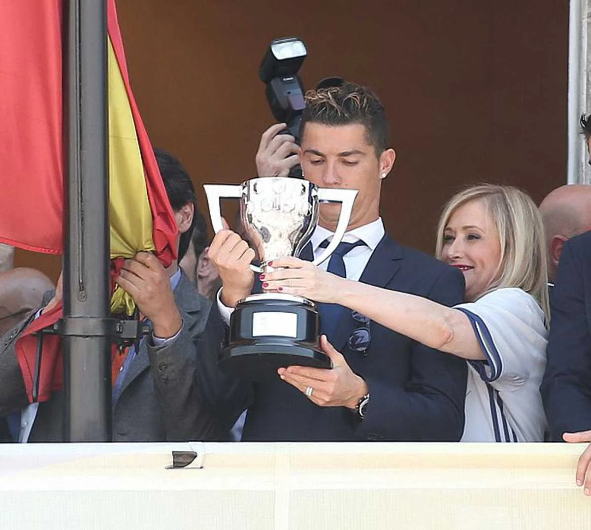 Роналду и мэр Мадрида во время празднования 33-го чемпионства Испании Реала