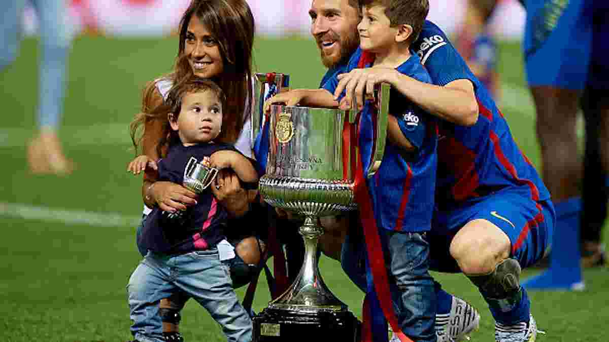 Месси праздновал победу в Кубке Испании вместе с детьми и невестой на поле