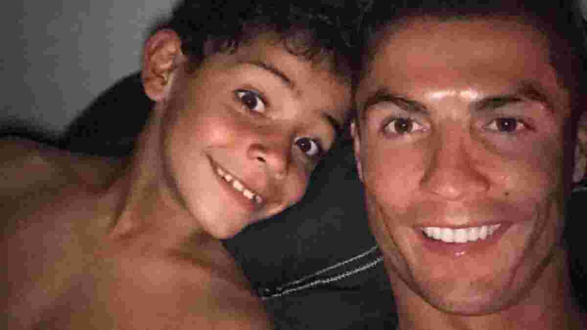 Роналду показал, как его сын забил крутой гол со штрафного в матче детских команд