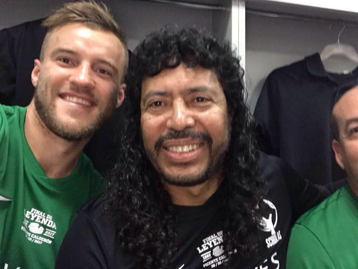 Ярмоленко с легендарным колумбийским вратарем Рене Игитой