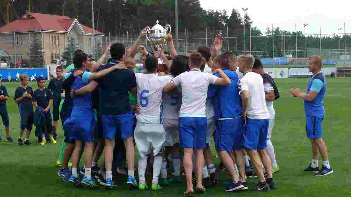 Динамо U-21 и U-19 наградили золотыми медалями и чемпионскими кубками