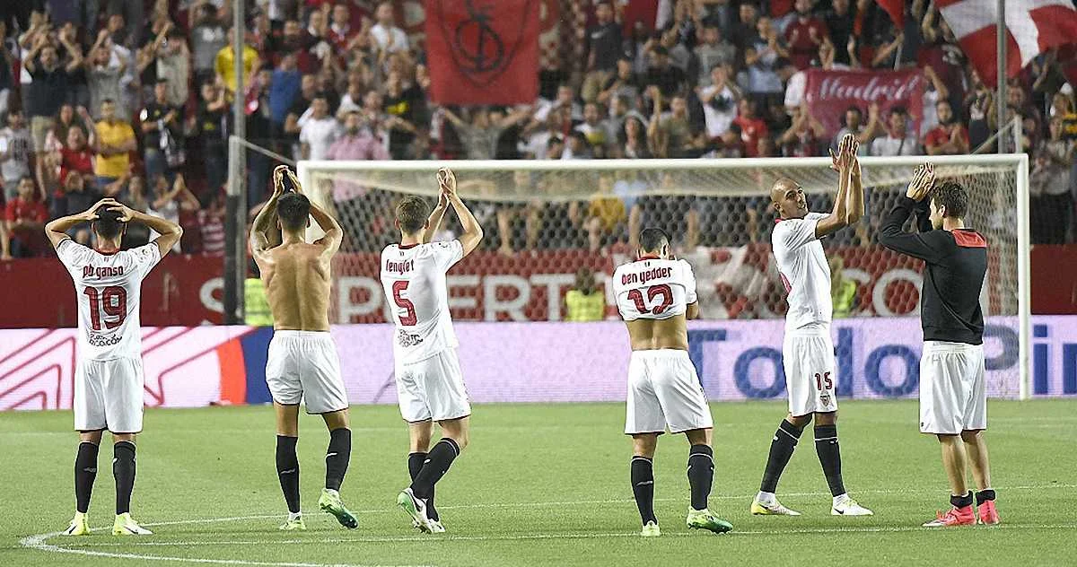 Єдність команди і фанатів / Фото sevillafc.es