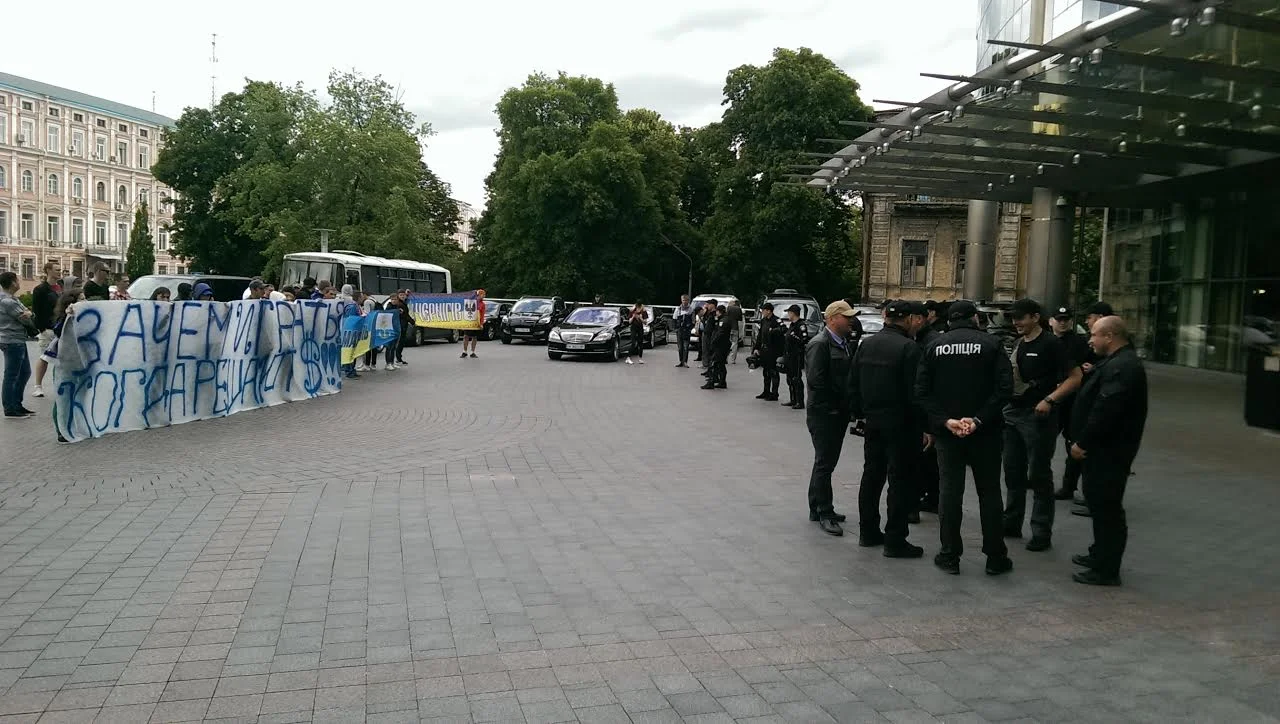 Фанаты Десны пикетируют Общее собрание УПЛ / Фото: "Футбол 24"